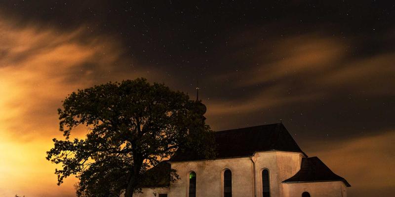 地暖环境怎么选地板？筑家家居深度测评：实木复合与强化地板的稳定性与环保指标