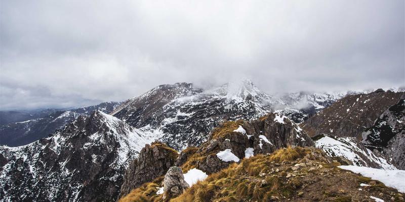 梅雨季家居守护指南：专业室内设计与家具定制中的防潮防霉建材选择